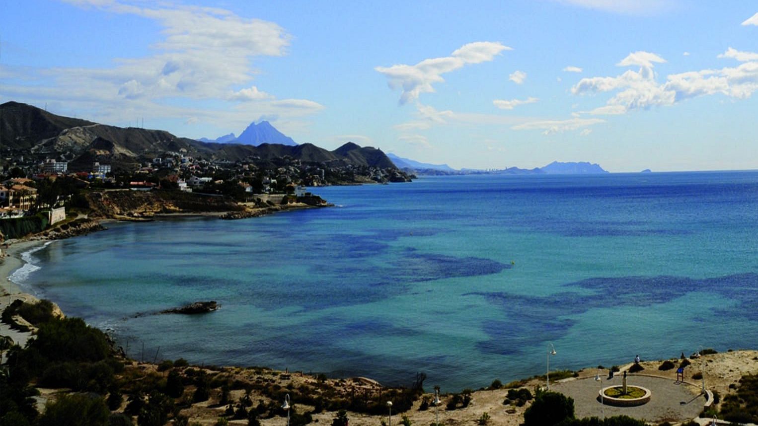 El Síndic apremia a El Campello a adecuar la red de evacuación y saneamiento para evitar más vertidos en la Playa de la Almadraba