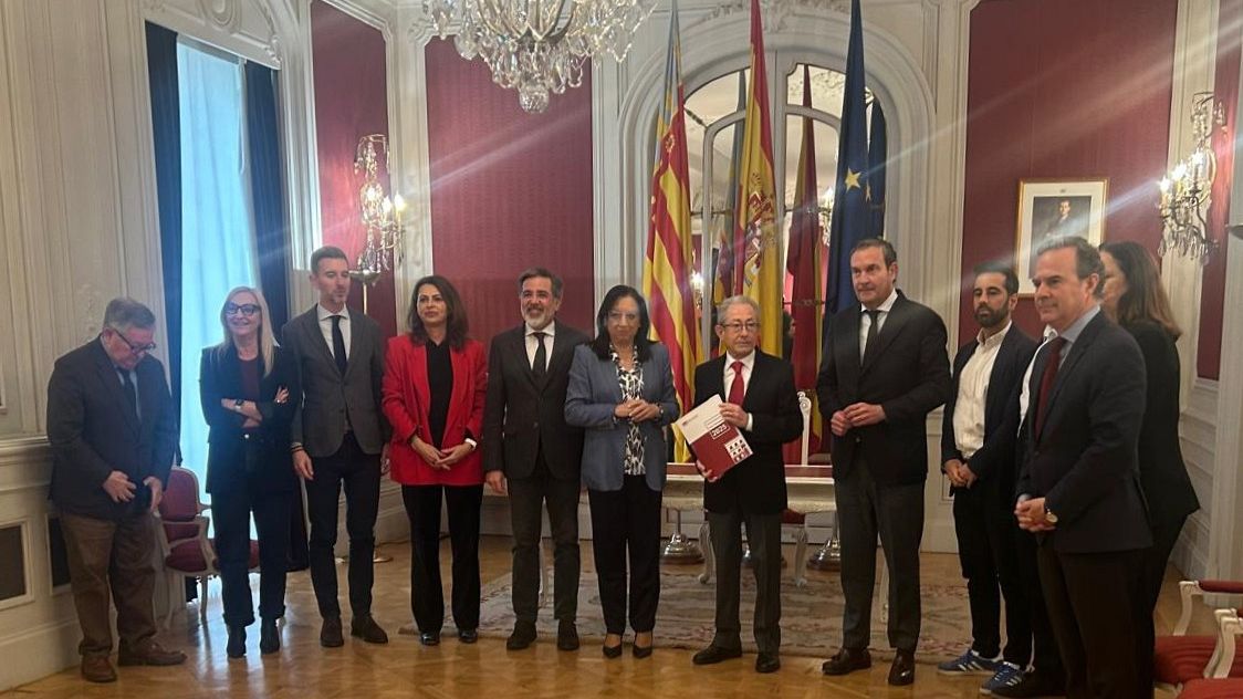 Luna retrau a les Corts la seua falta d’interés per escoltar el Síndic i advertix d’una deriva institucional perillosa