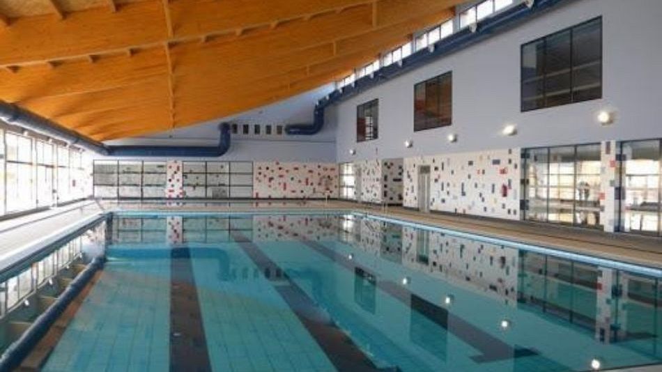 El Síndic reprocha al Ayuntamiento de El Campello la falta de explicaciones a los vecinos por mantener cerrada durante diez años la piscina municipal