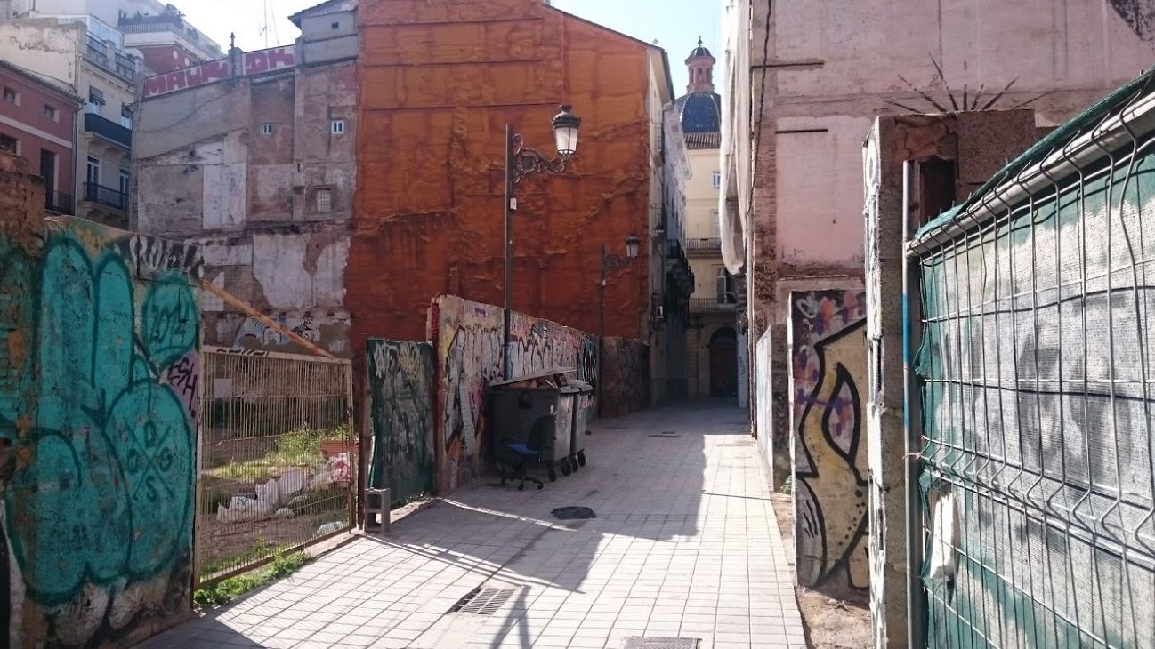 El Ayuntamiento de Valencia se compromete con el Síndic a solucionar la situación de insalubridad en la calle Nuestra Señora de las Nieves