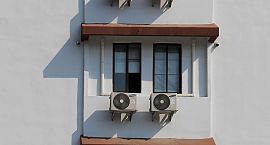 Contaminación acústica: ruidos de los equipos de aire acondicionado en patio de luces de un edificio