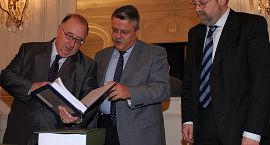 El síndic entrega al presidente de las Cortes el informe anual 2004 y un informe especial sobre la violencia de género