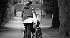 El Síndic investiga la implantació de l’«assistent personal» en el sistema de la dependència