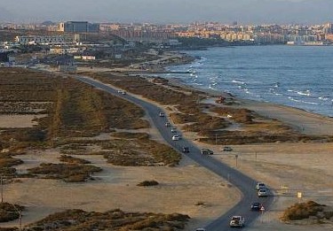 El Ayuntamiento de Alicante se compromete con el Síndic a mejorar la carretera que une Urbanova y el Saladar de Aguamarga