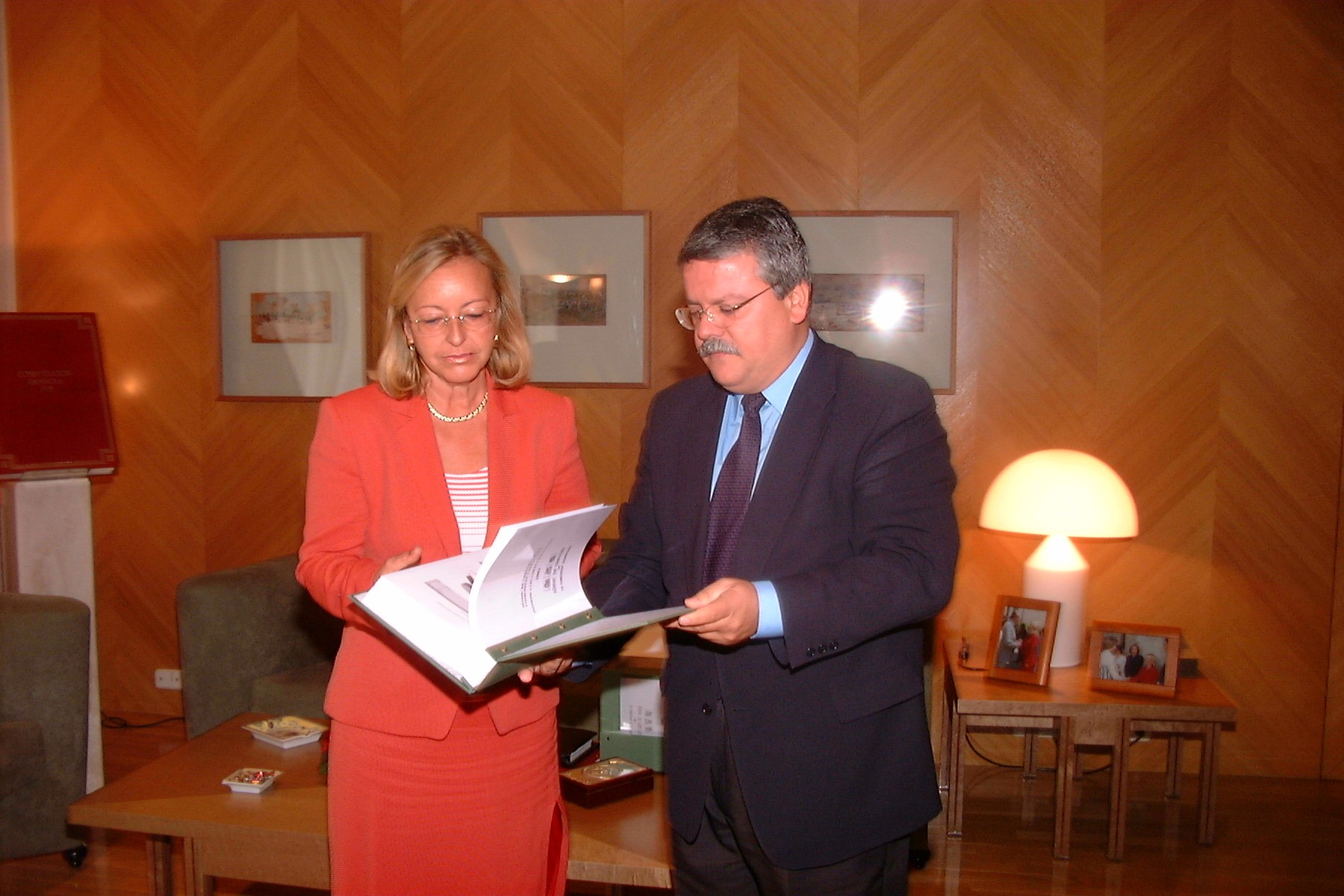 El Síndic de Greuges entrega a la Presidenta de las Cortes Valencianas el Informe Anual del 2001