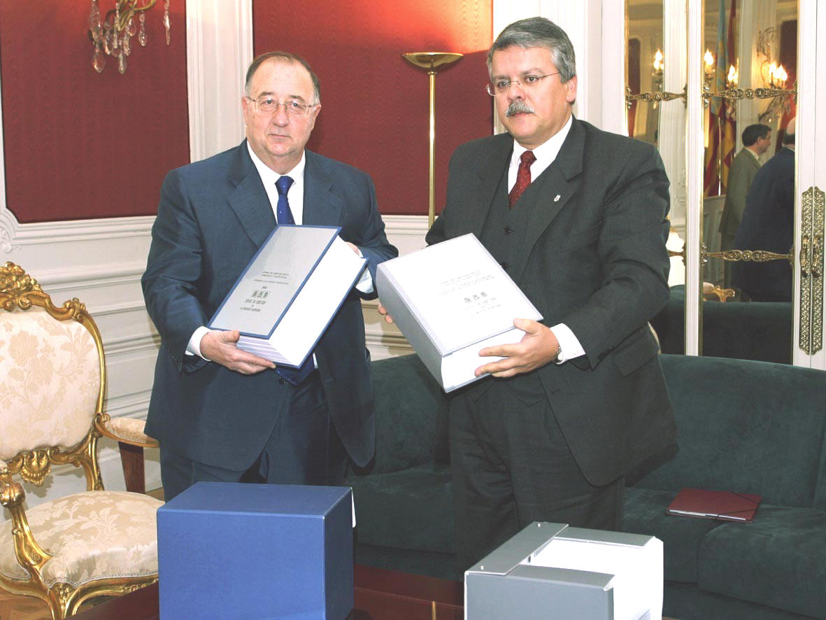 El síndic entrega al presidente de las cortes el Informe Anual de 2002 y el Informe Especial sobre salud mental