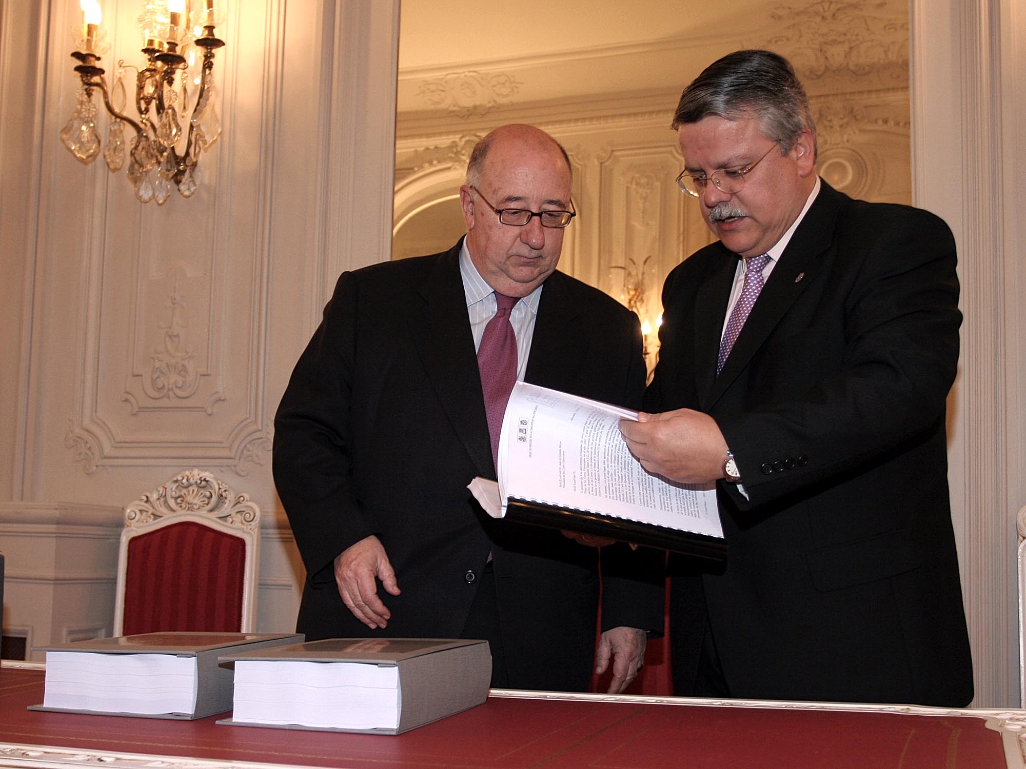 El síndic entrega al presidente de las Cortes el Informe Anual 2005 y el Balance de Gestión de esta Institución durante el mandato 2001-2006