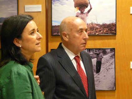 El Síndic inaugura la exposición fotográfica sobre la explotación laboral infantil