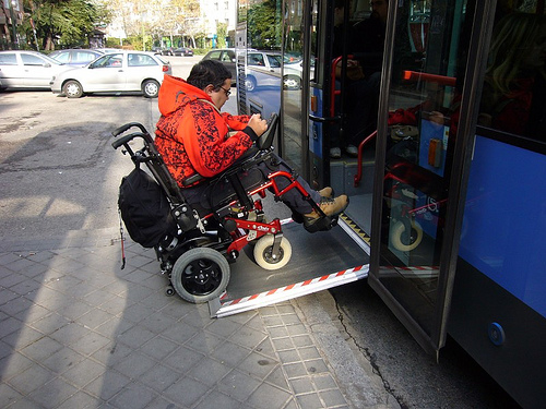 Recomanació del Síndic per a millorar l’accessibilitat en els autobusos urbans d’Alacant