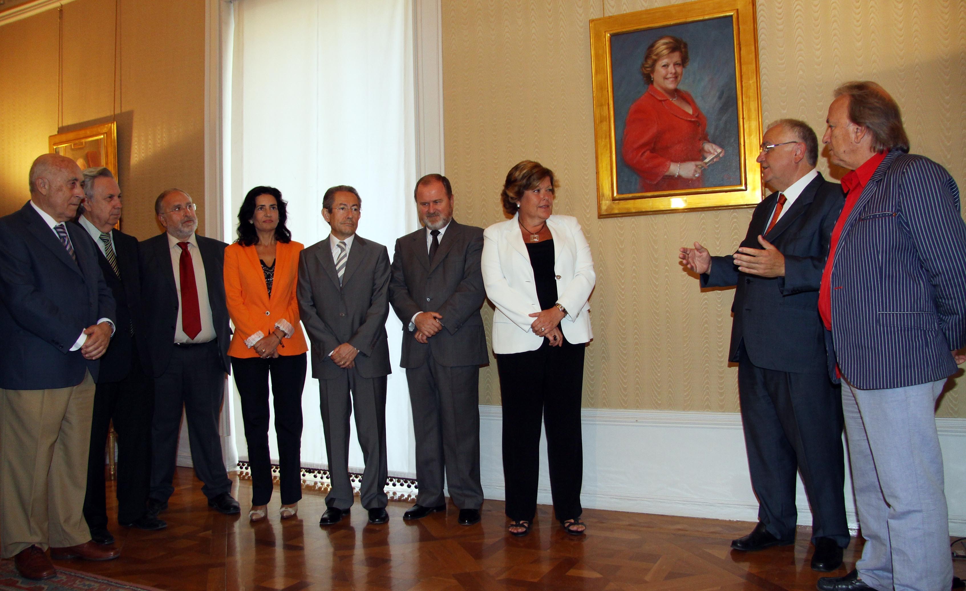 El síndic de Greuges assisteix a la col·locació d’un retrat de la presidenta de les Corts durant la VII legislatura, Milagrosa Martínez
