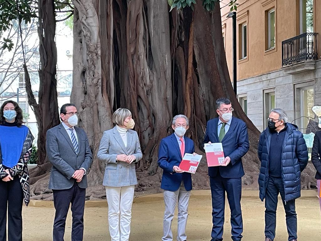 El síndic de Greuges lliura l’Informe anual 2021 al president de les Corts Valencianes