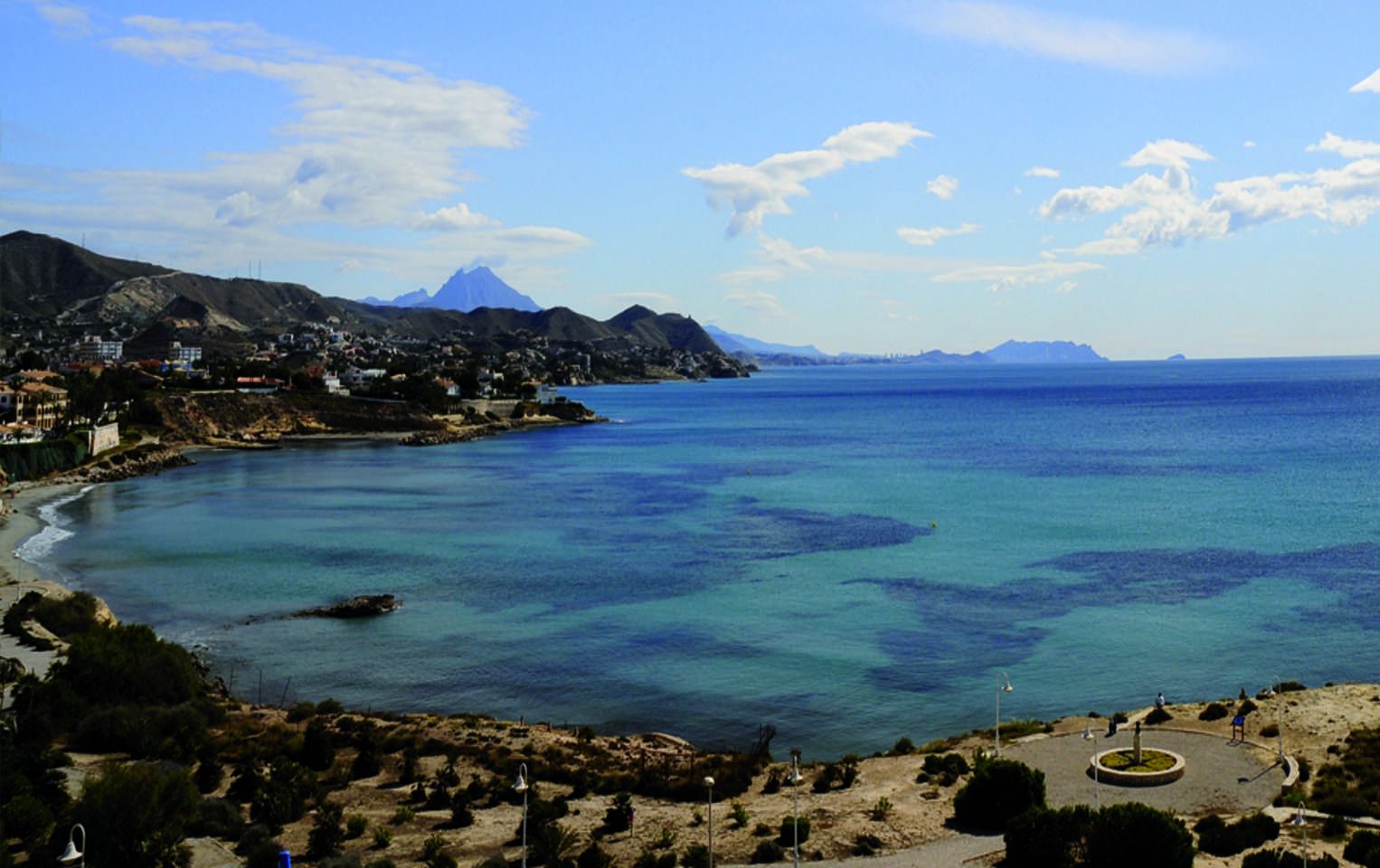 El Síndic apremia a El Campello a adecuar la red de evacuación y saneamiento para evitar más vertidos en la Playa de la Almadraba