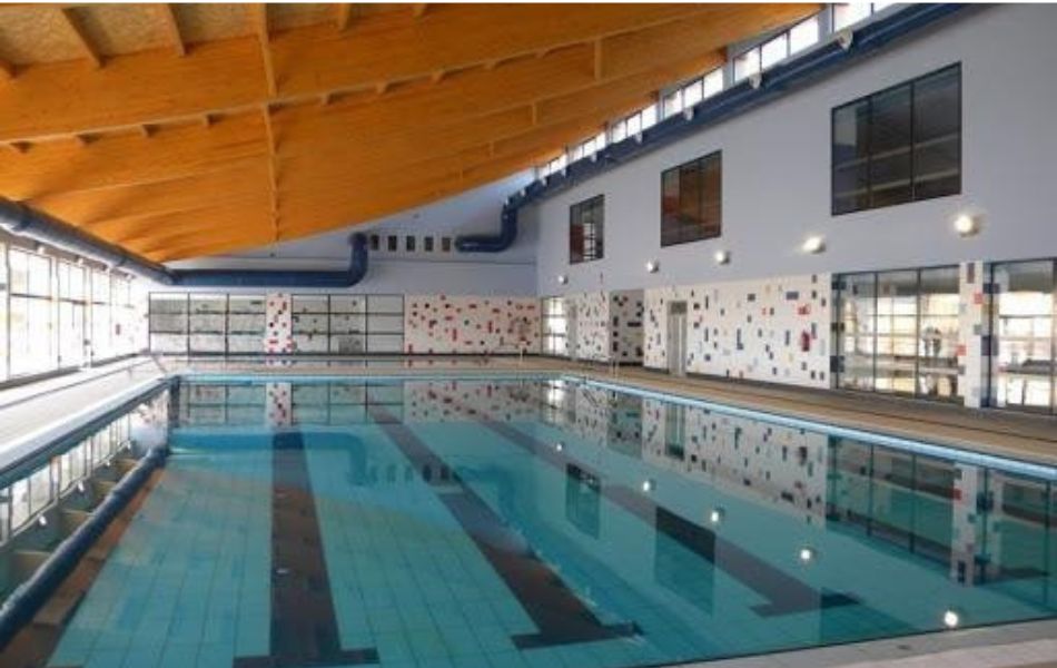 El Síndic reprocha al Ayuntamiento de El Campello la falta de explicaciones a los vecinos por mantener cerrada durante diez años la piscina municipal